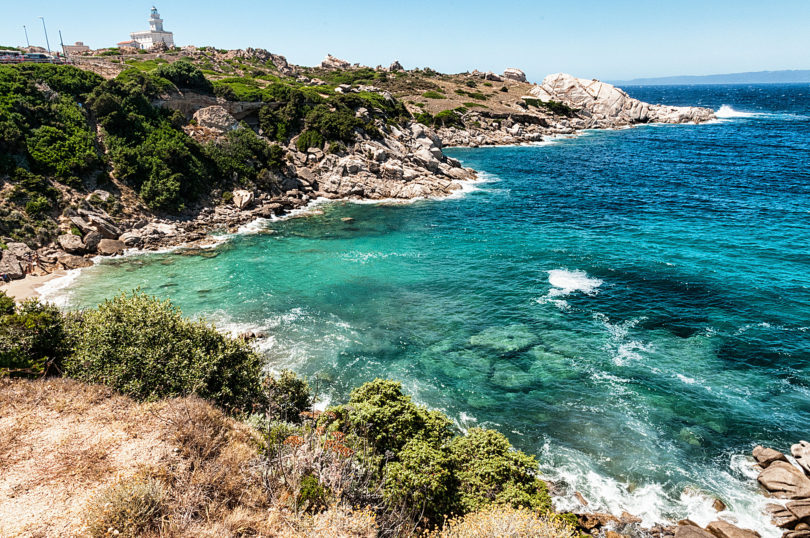 Türkisfarbenes, kristallklares Meer an den Stränden von Sardinien
